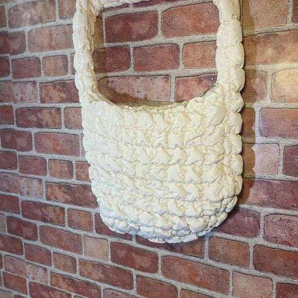 Elegant White Quilted Satin 👛 👜 - Picture 1 of 7